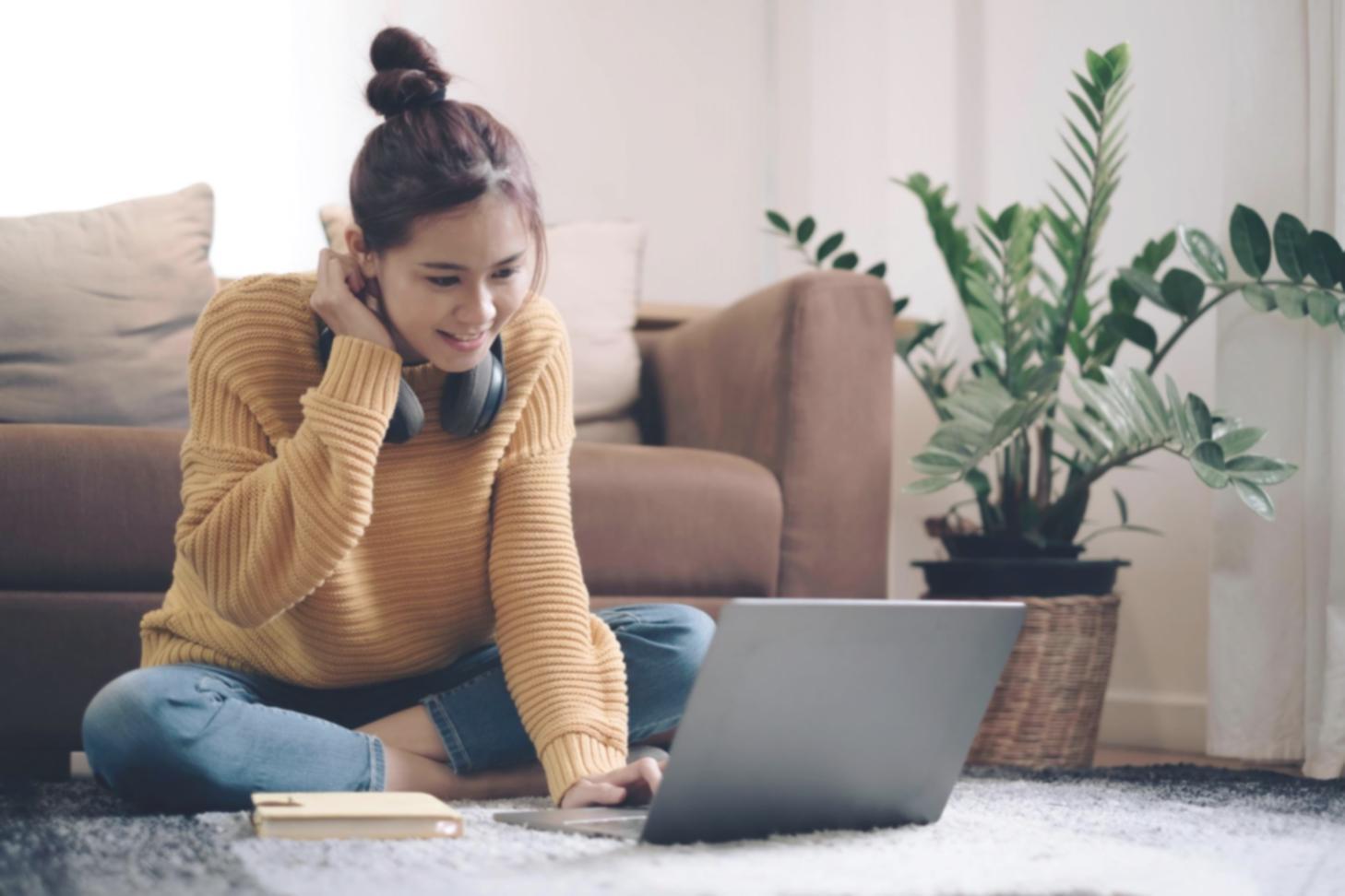 Espace de formation moderne avec équipements informatiques pour la modélisation financière
