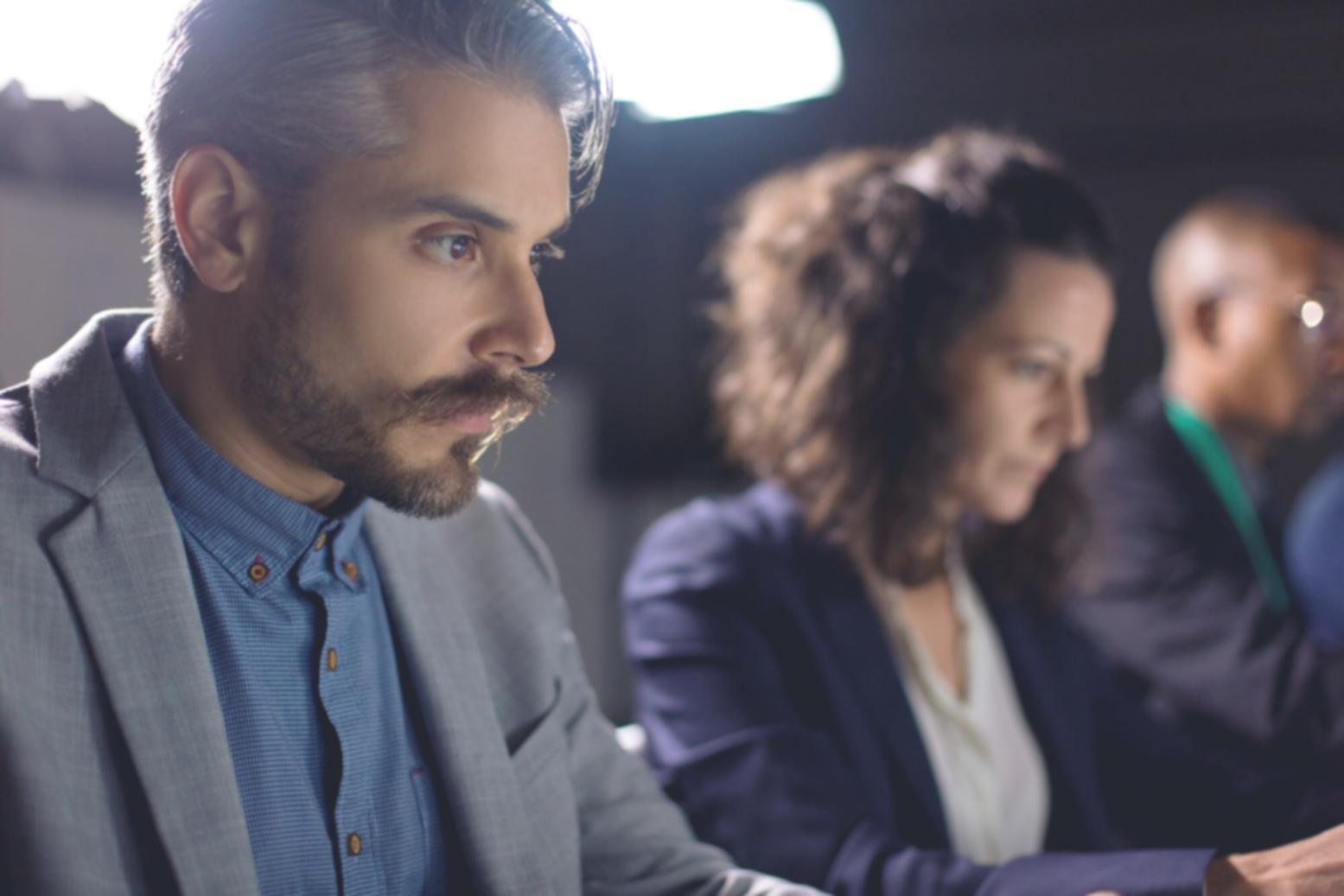 Professionnel analysant des modèles financiers sur plusieurs écrans