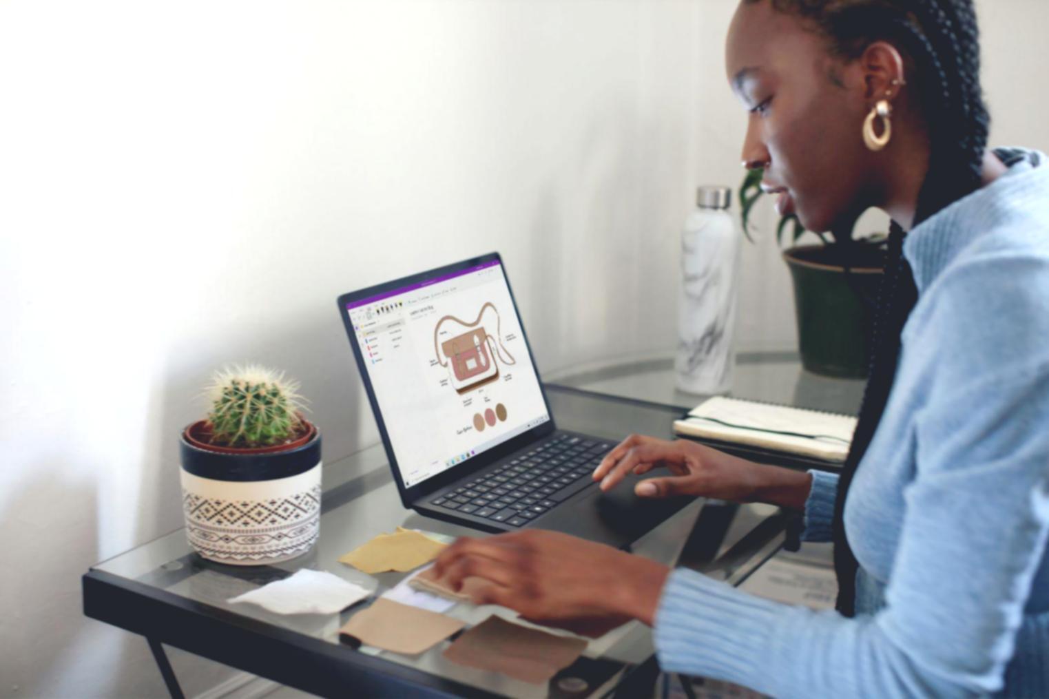 Expert en finance analysant des données sur plusieurs écrans