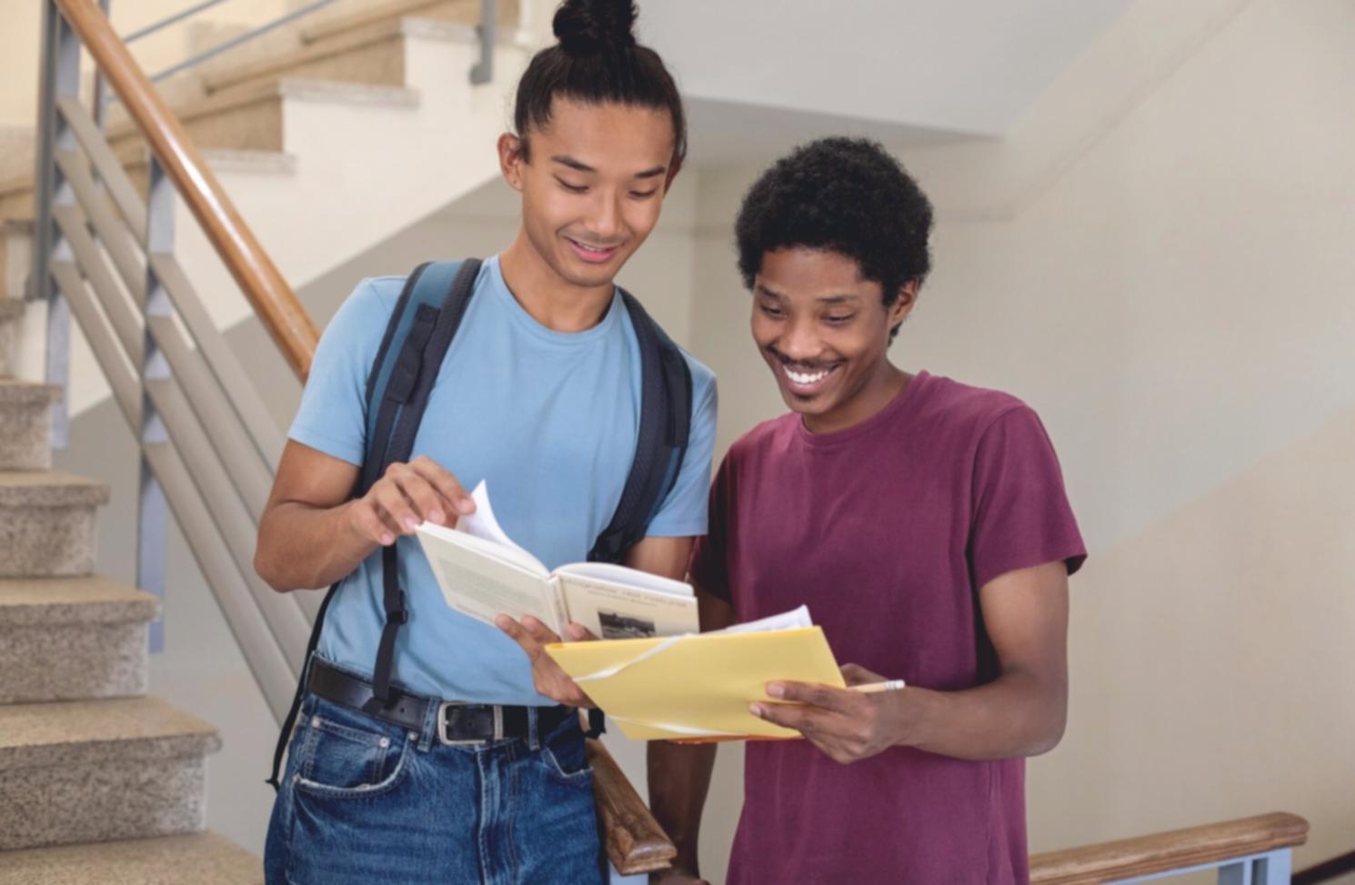 Professionnel travaillant sur des modèles financiers complexes sur ordinateur