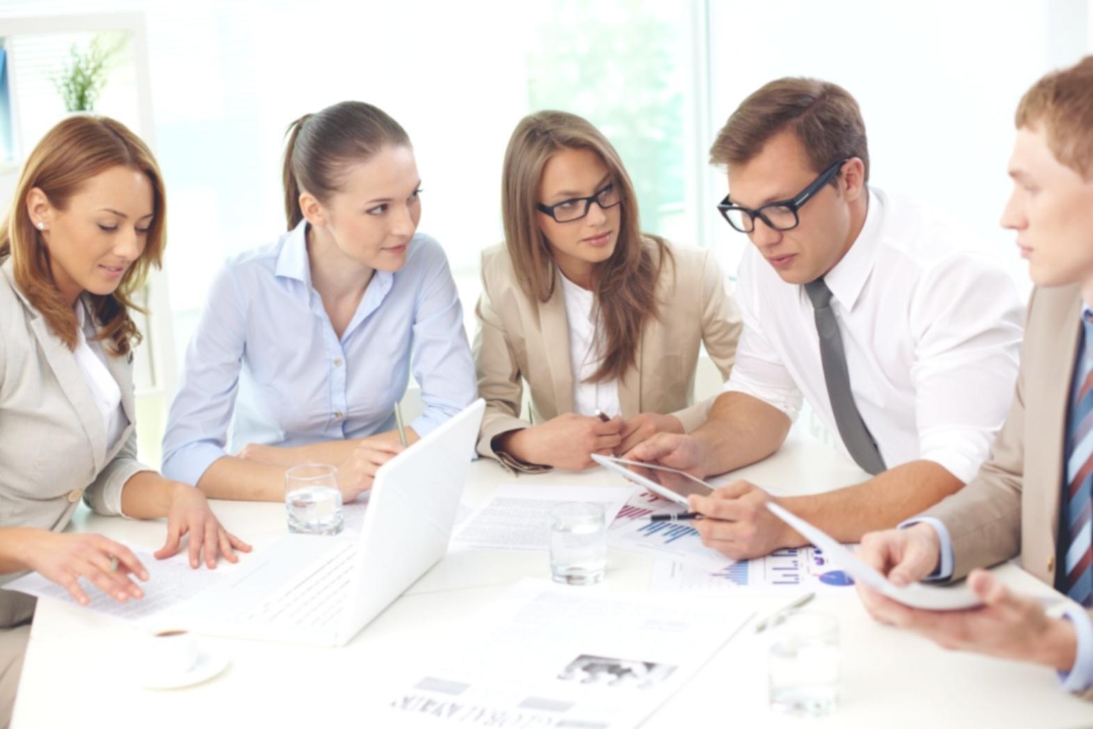 Environnement d'apprentissage moderne avec espaces collaboratifs